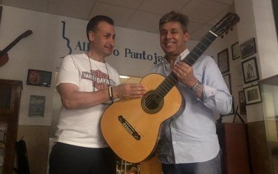 Entregamos la guitarra a Pedro Sierra